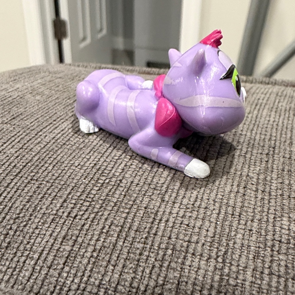 Disney Jr. Puppy Dog Pals - Hissy the Purple Cat figure kids action figures toy - Picture 2 of 3